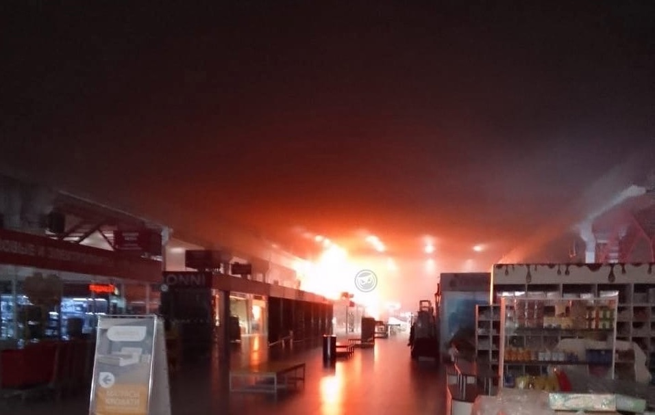 МЧС: причины возгорания в ТЦ на улице Суворова неизвестны