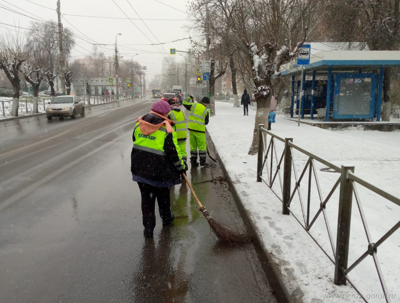 В Пензе на заснеженных дорогах трудятся 180 рабочих на 114 спецмашинах