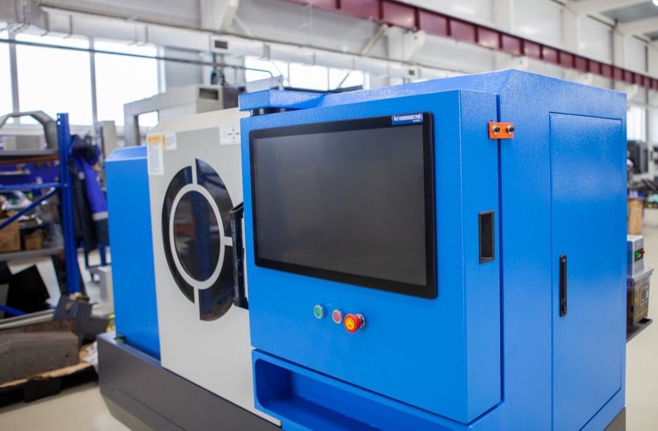 Пензенский «СтанкоМашСтрой» выпустил первый токарный станок с отечественной системой ЧПУ