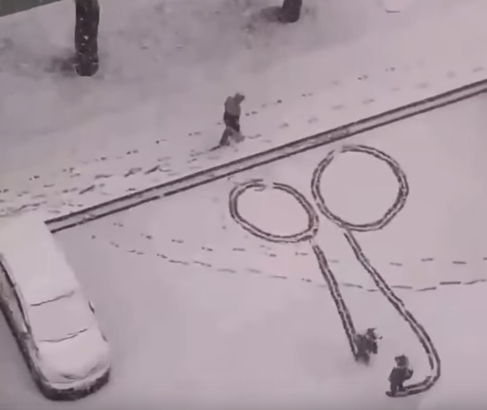 В Пензе на видео попали дети, вытаптывающие пошлую картину на снегу