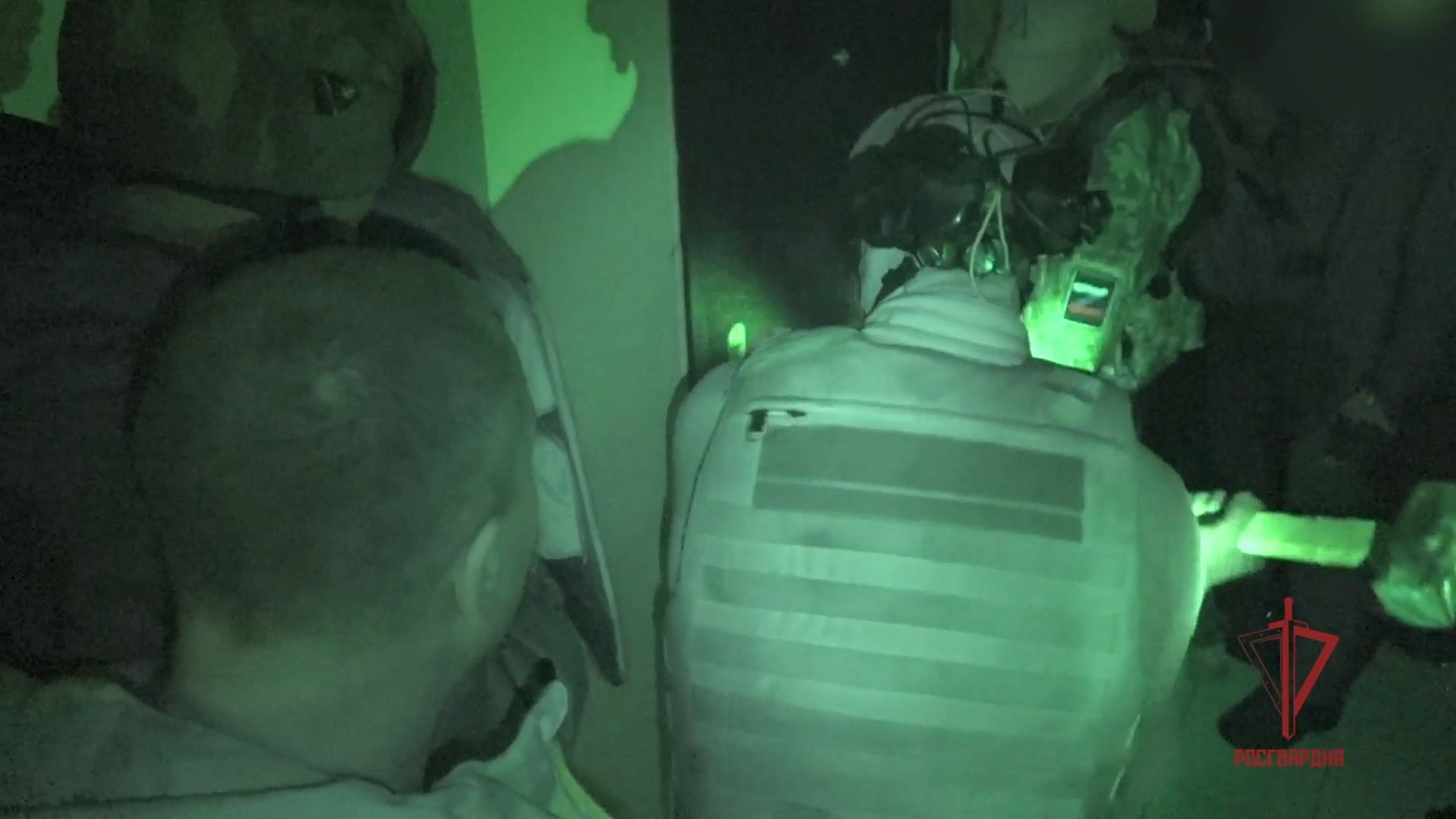 В Росгвардии поделились видео задержания пензенского блогера, якобы угрожавшего взорвать дом