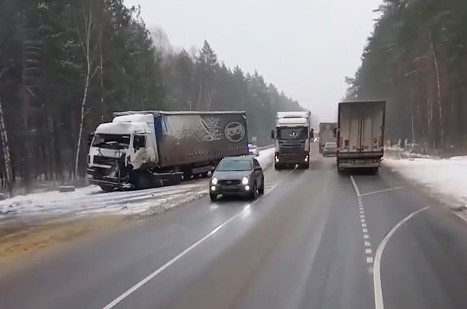 В Кузнецком районе случилась авария с большегрузом