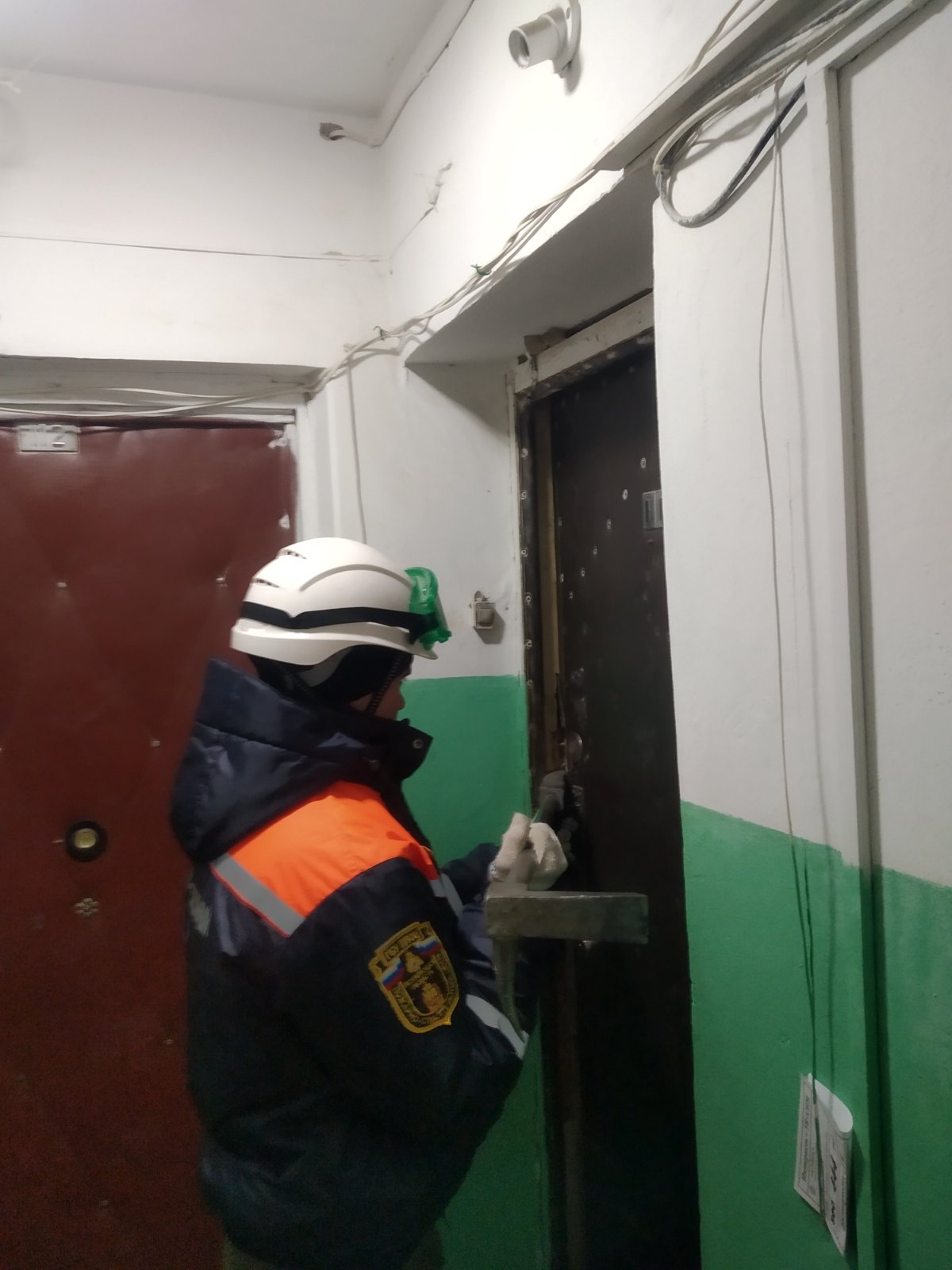 В Пензе спасателям пришлось вскрывать дверь из-за шалости ребенка