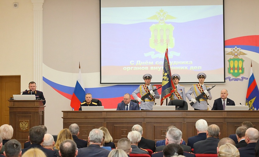 Вадим Супиков наградил отличившихся сотрудников УМВД