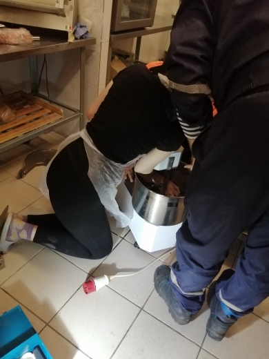 Пензенские спасатели помогли повару достать руку, застрявшую в тестомесе