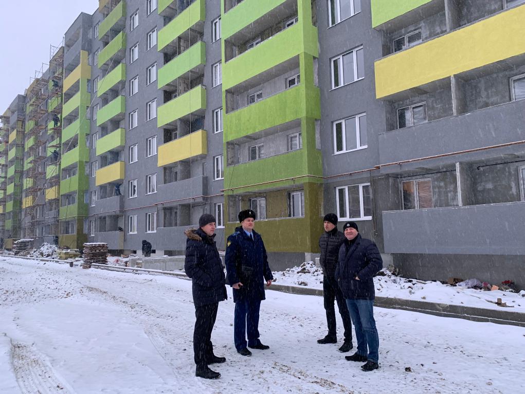 Прокуратура проверила ход строительства дома в Заре для расселения аварийного жилищного фонда