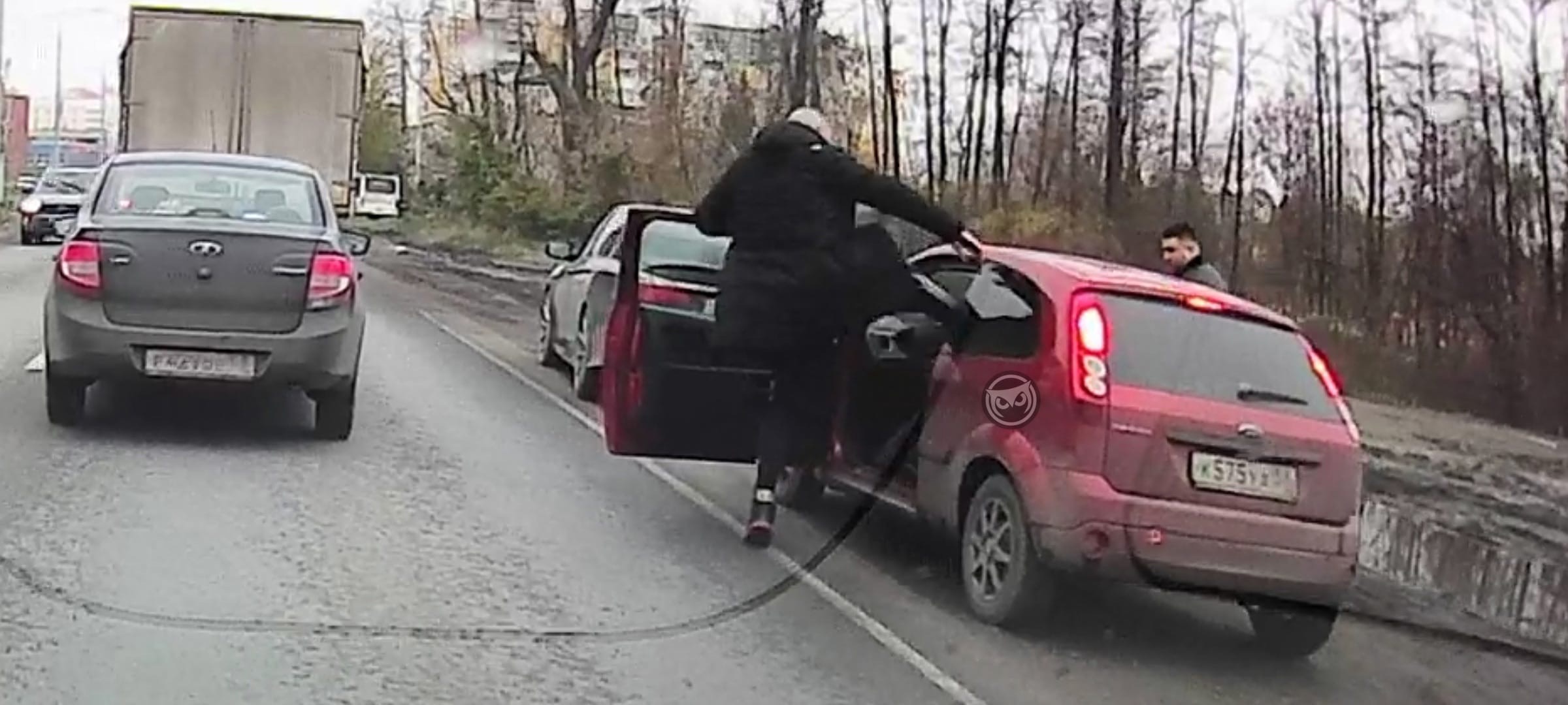 В Пензе на ГПЗ неизвестные избили мужчину в его же машине