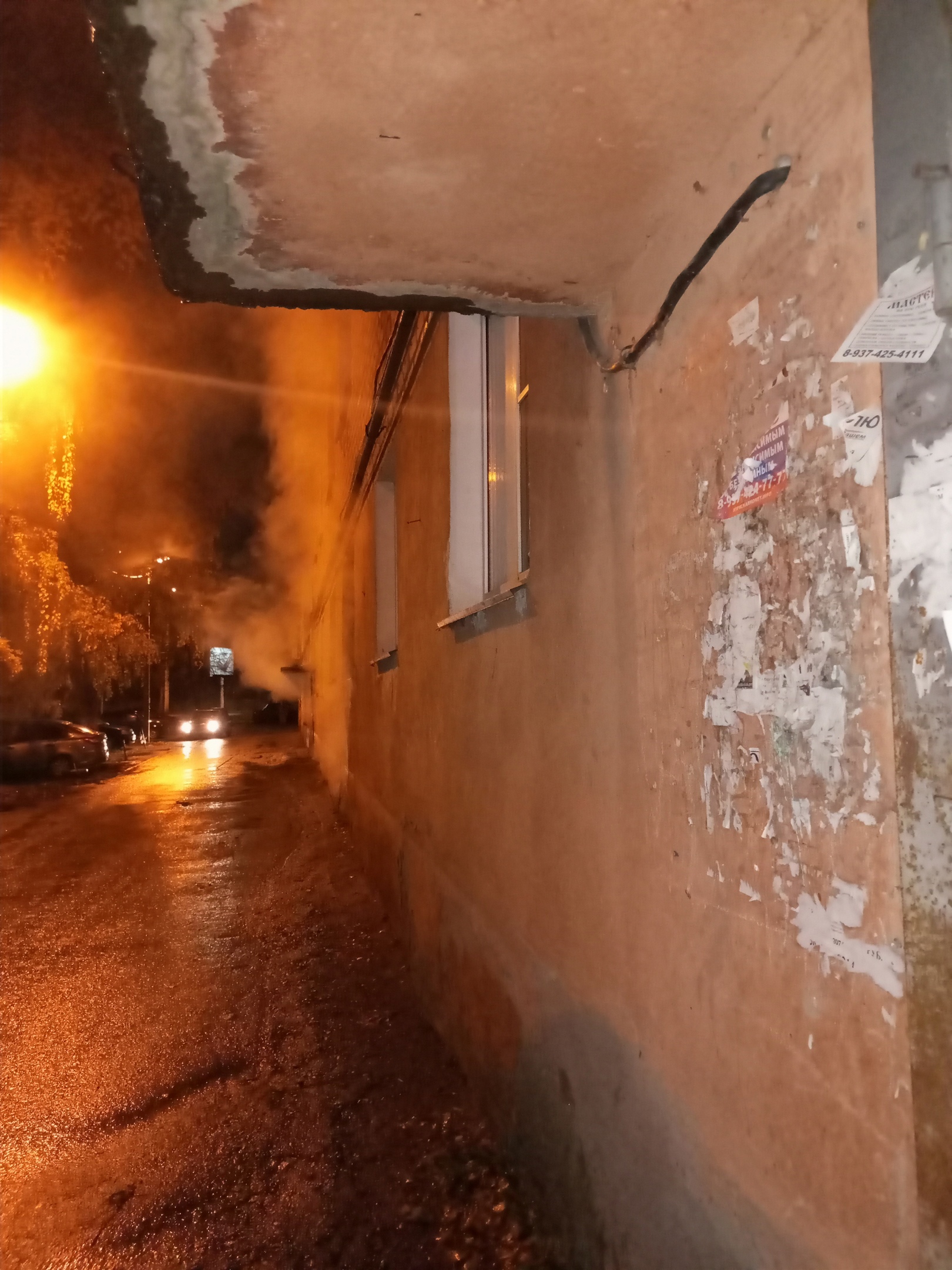 В доме на проспекте Победы в Пензе подвал и первый этаж заволокло густым паром