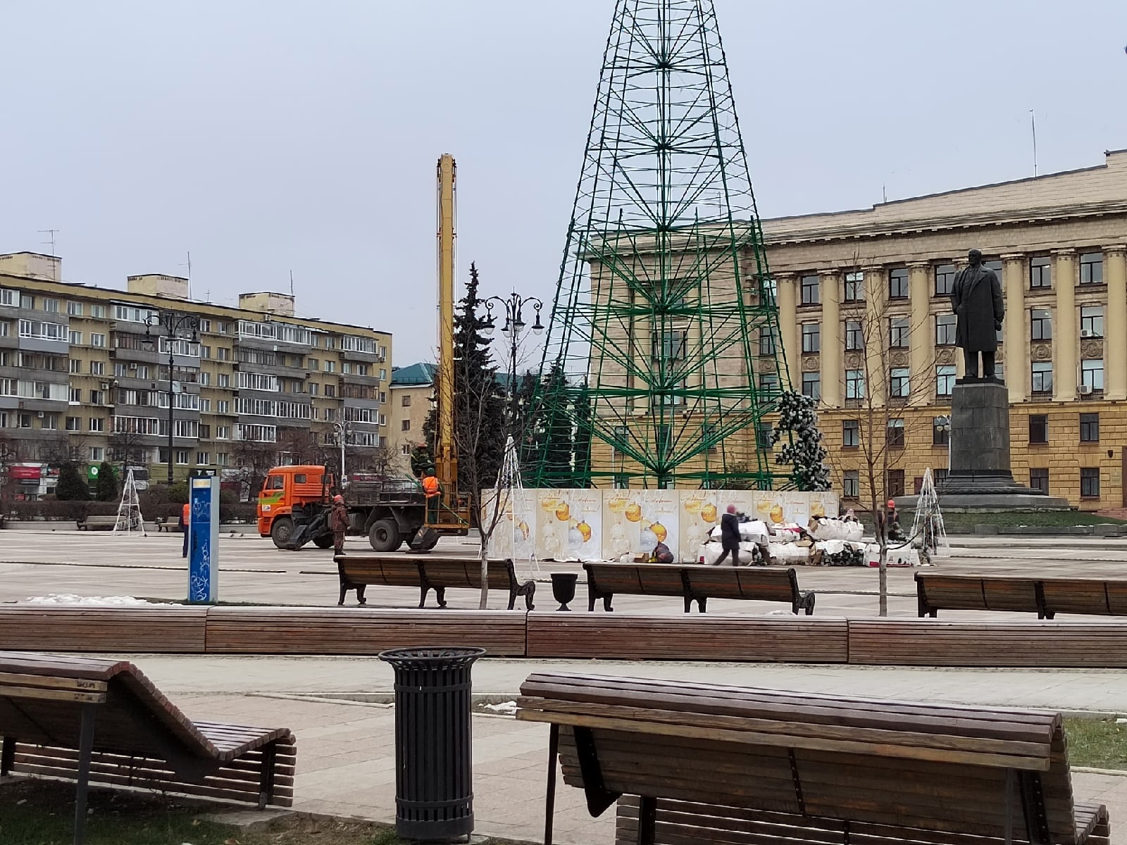В Пензе установили каркас будущей новогодней елки