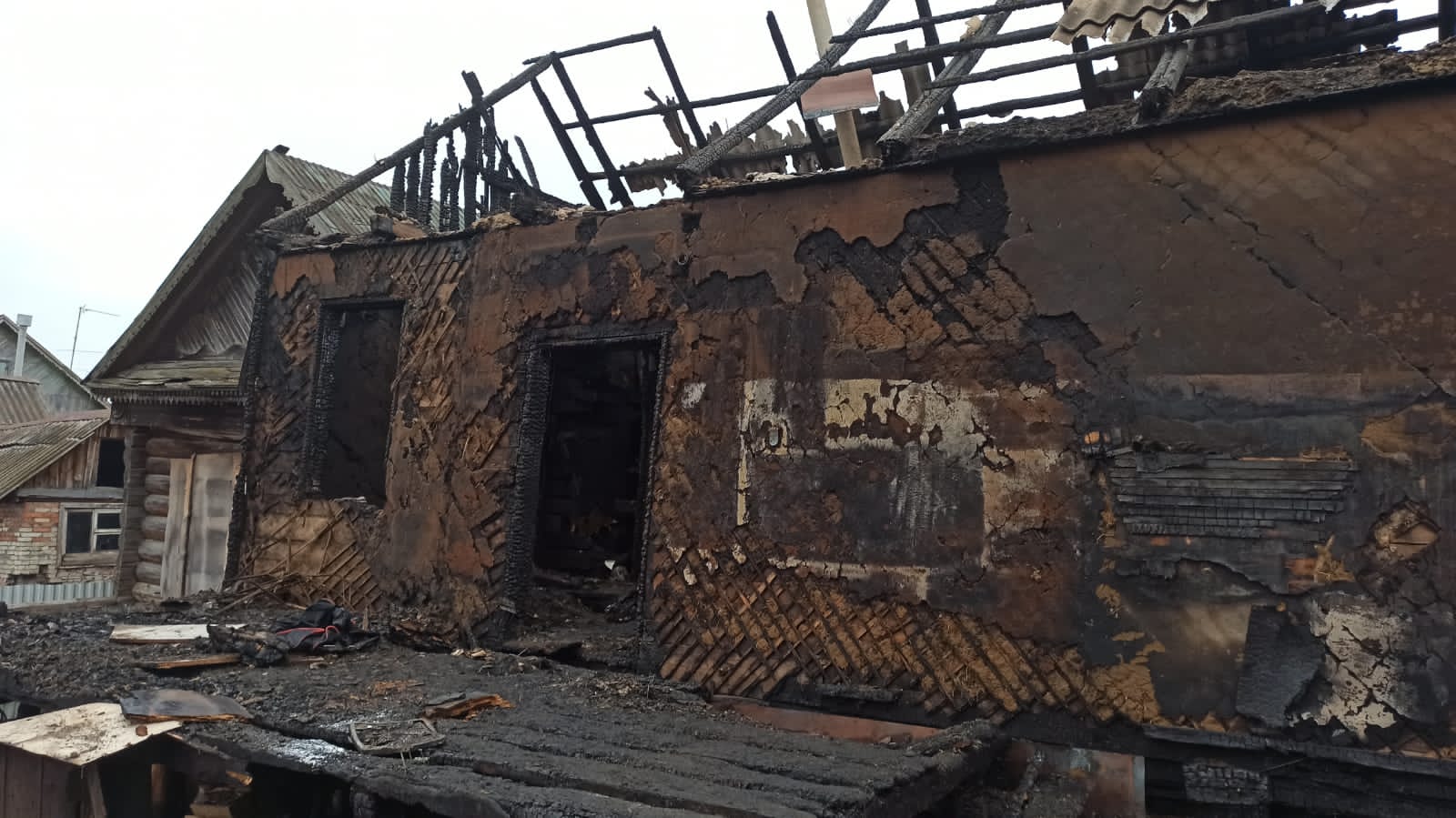 В Кузнецком районе в сгоревшем доме нашли труп мужчины