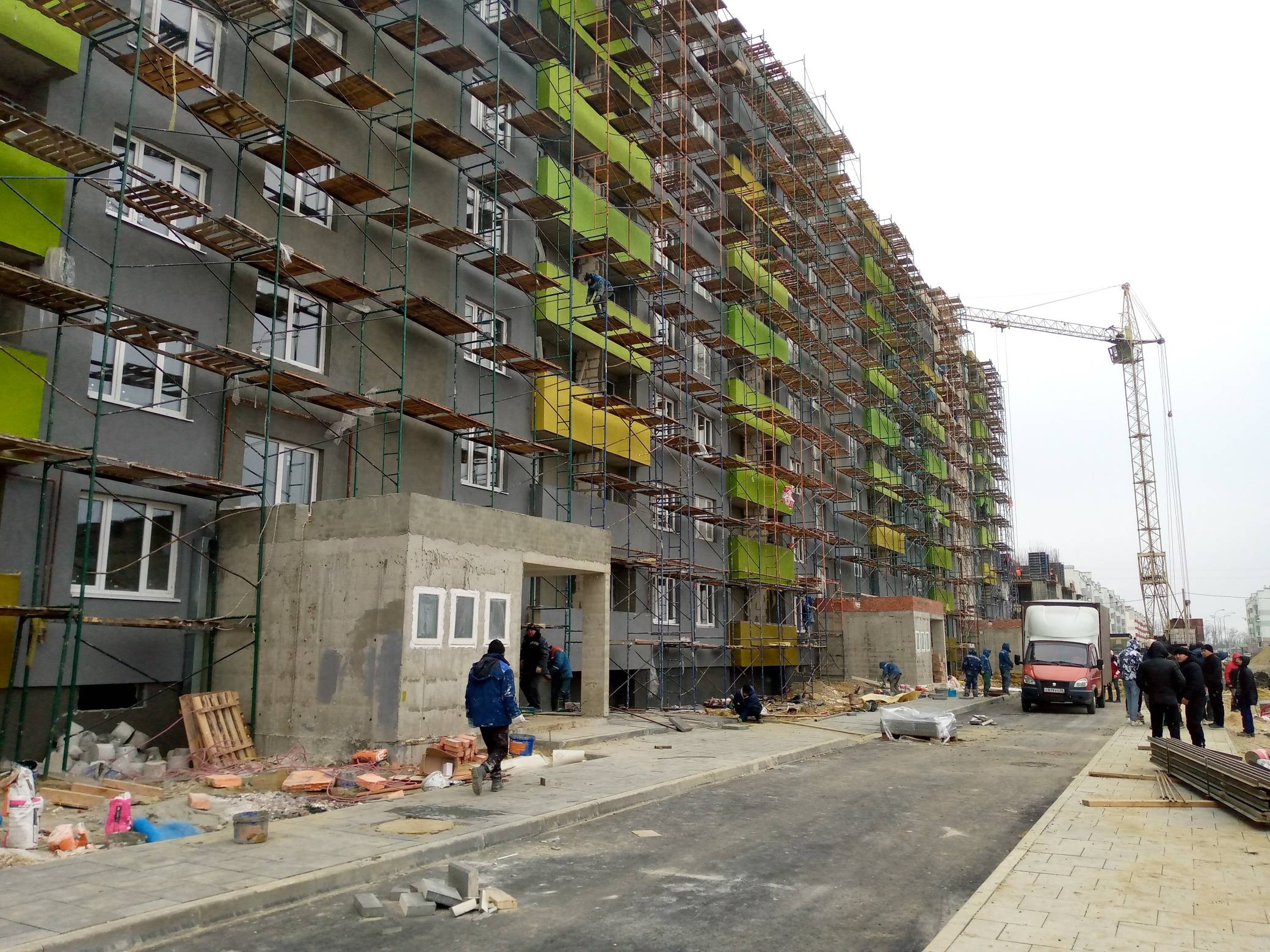 В Заре строительство дома для переселенцев подходит к концу