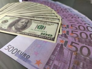 Банк России понизили курс доллара на рубль 12 ноября