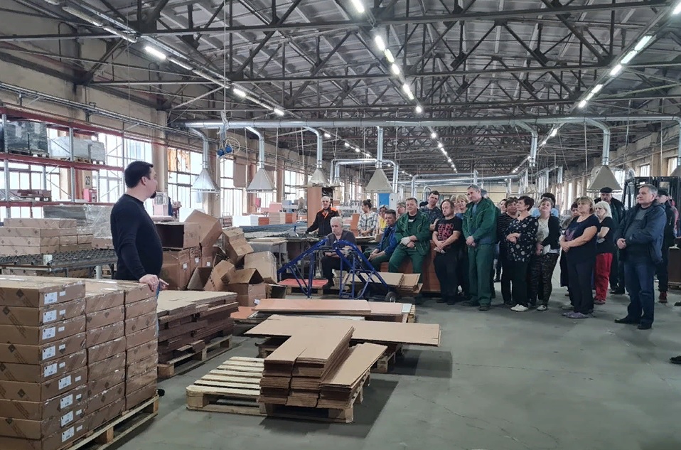 На кузнецком мебельном предприятии прошло стартовое совещание в рамках нацпроекта «Производительность труда»