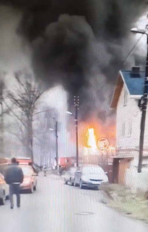 Дом на улице 1-ой Офицерской в Пензе  тушили 28 человек