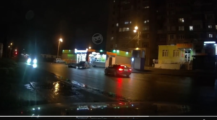 В Пензенской Терновке автомобиль-невидимка влетел в магазин, а другой – в забор: видео