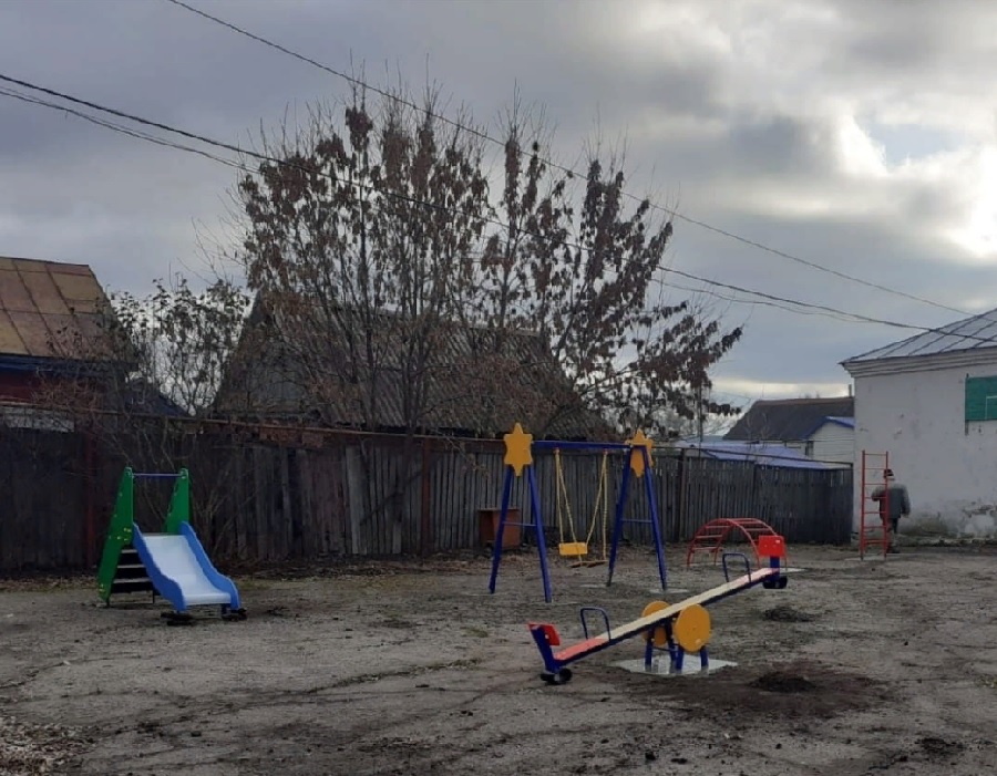 В Сердобском районе установили детскую площадку