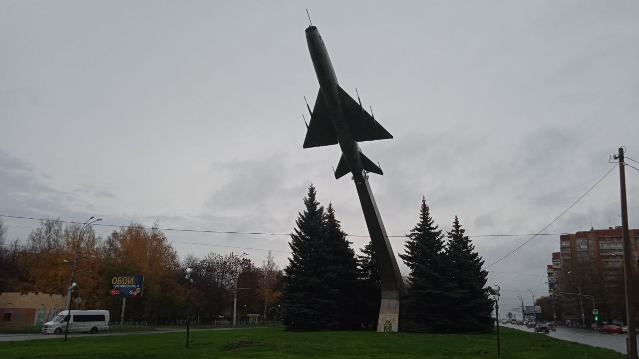 После жалобы пензенца работники «Пензавтодор» убрали мусор у памятника Самолету