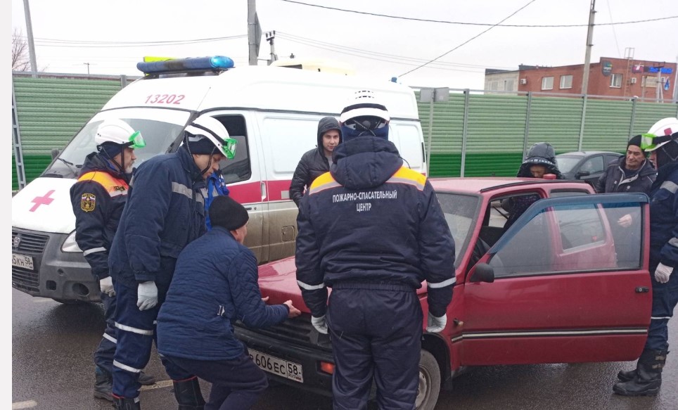 В Пензе спасатели устранили последствия ДТП на улице 40 лет Октября