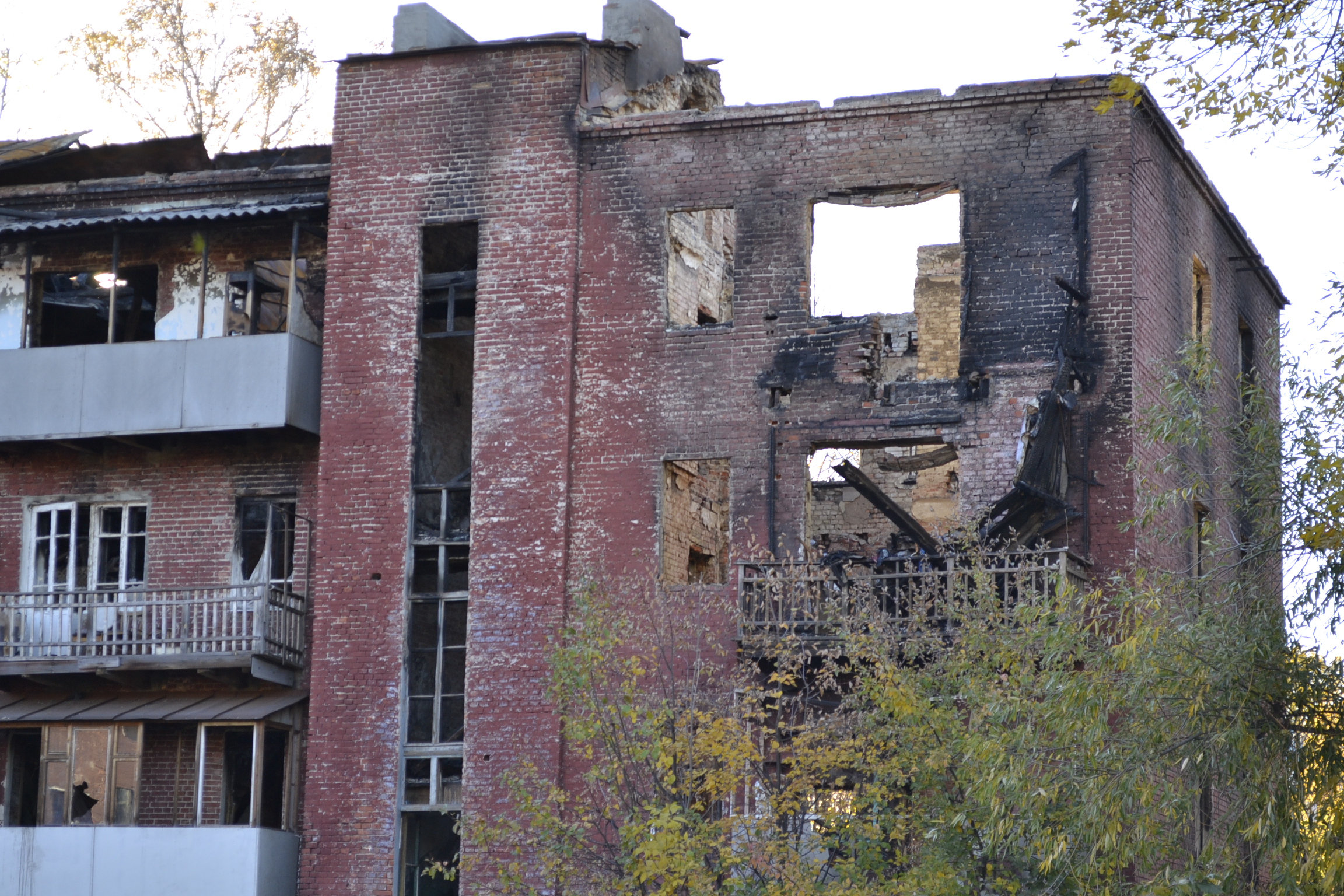 В Пензе загорелся расселенный дом в Заводском районе рядом с Комсомольским парком