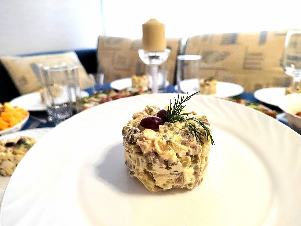 Готовим к Новому году оливье с креветками, огурцами и авокадо