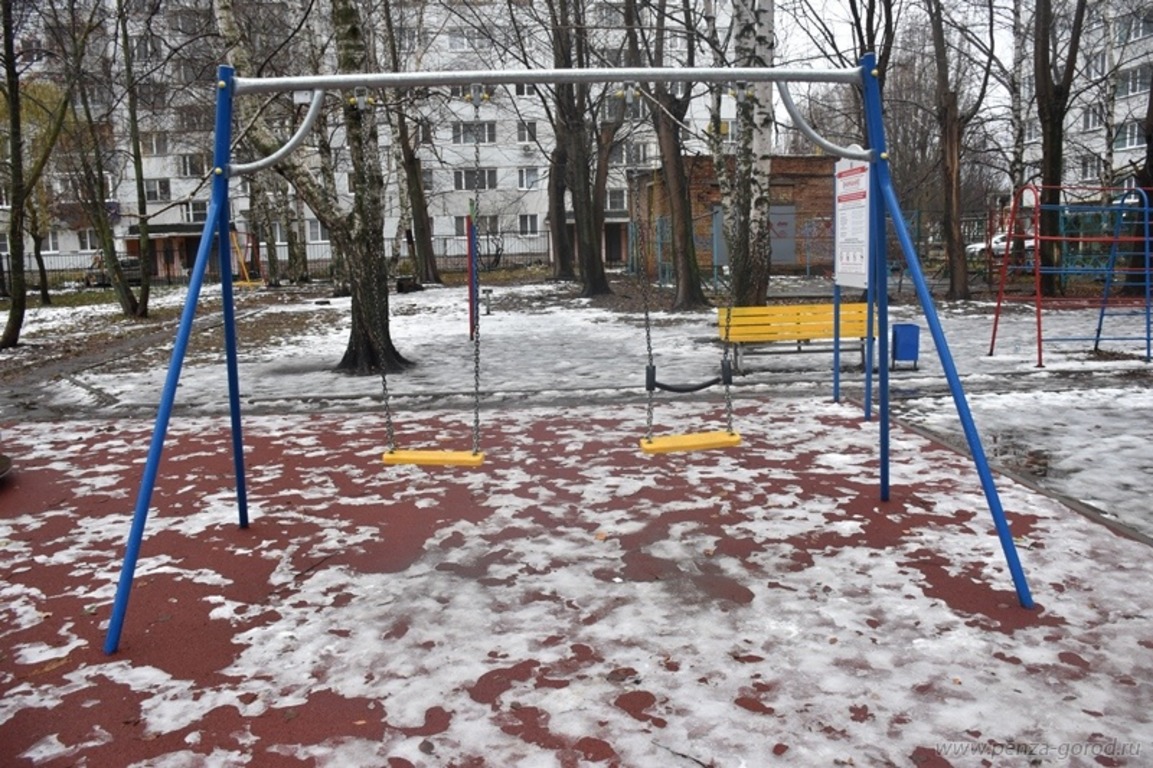 В Пензе по первому снегу проверили установку новых детских площадок
