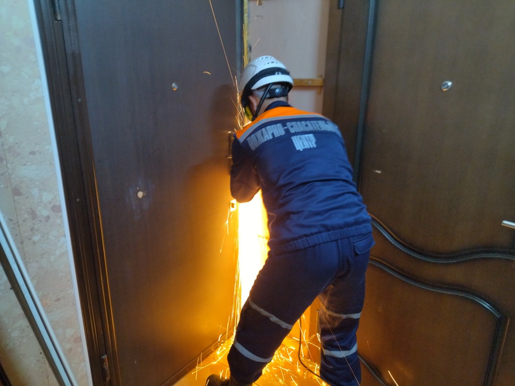 В Пензе на Экспериментальной спасатели освободили бабушку