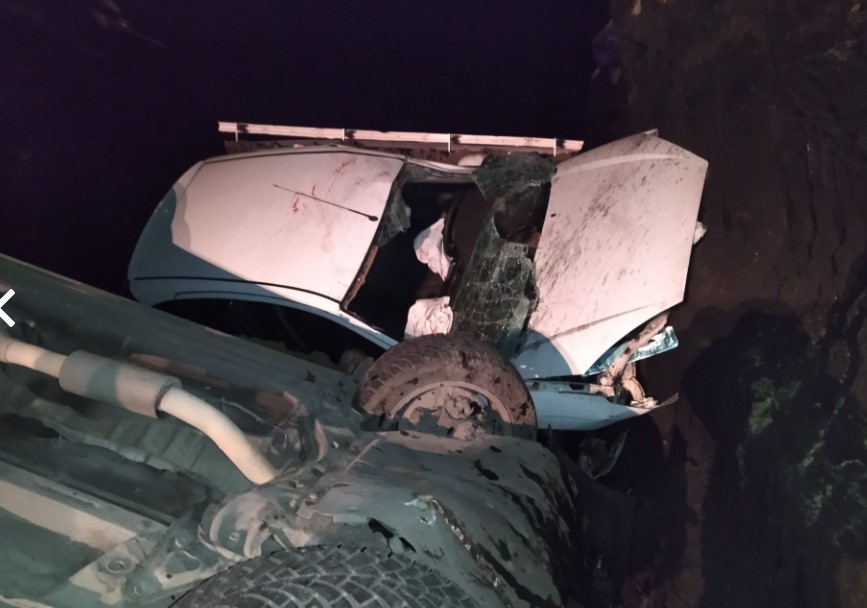 Появились новые фото с места ДТП с упавшими в котлован легковушками в Каменском районе