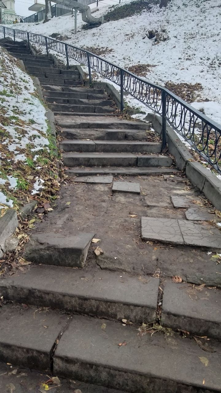 В Пензе так и не отремонтировали лестницу, ведущую к Спасо-Преображенскому монастырю