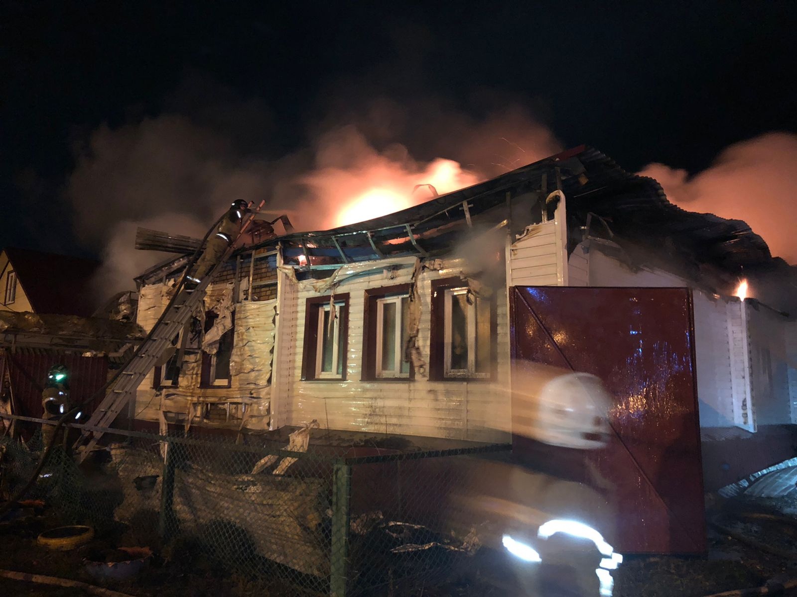 В Бессоновском районе горящий дом тушили 25 человек