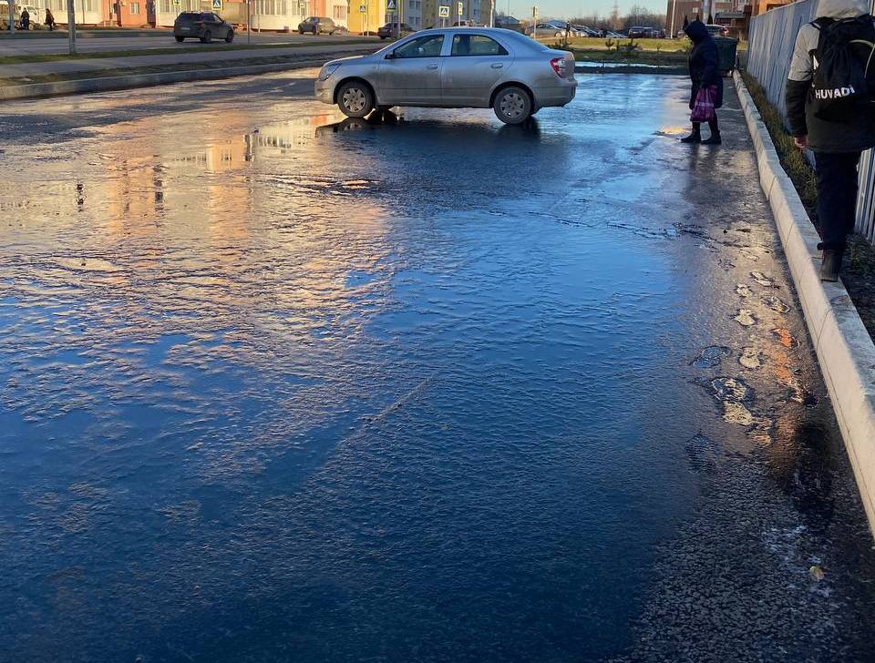 Из-за коммунальной аварии на Антонова пешеходная зона превратилась в опасный каток