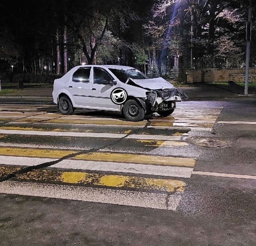 В Заречном иномарка снесла столб и оставила дорогу без освещения