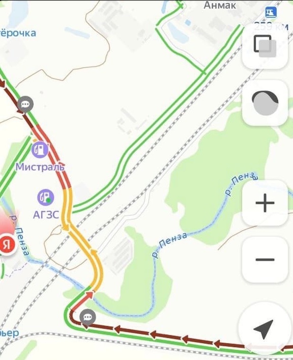 В Пензе в районе Бригадирского моста автомобили оказались заблокированы