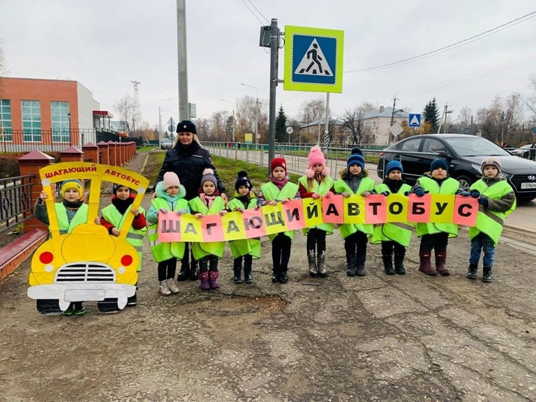 В Лунино прошла акция «Шагающий автобус»