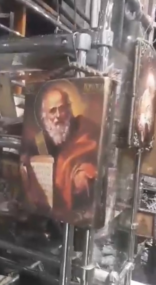 При пожаре в пензенском ТЦ «Красные холмы» на пепелище прилавка остались невредимы иконы