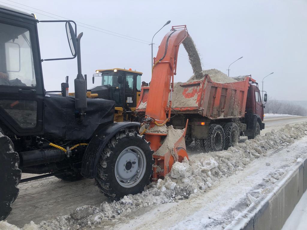 В Кузнецке 13 единиц спецтехники расчищали дороги и территории от снега