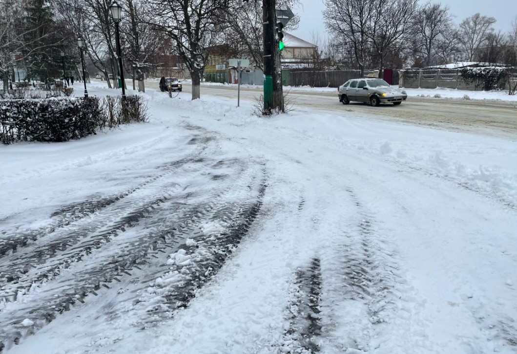 В Кузнецке дороги от снега очищают 13 спецмашин