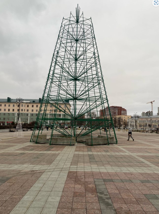 В Пензе постепенно украшают главную площадь Ленина к Новому году