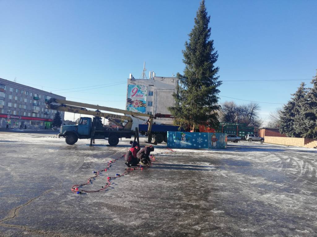 В Сердобске начали украшать главную новогоднюю елку