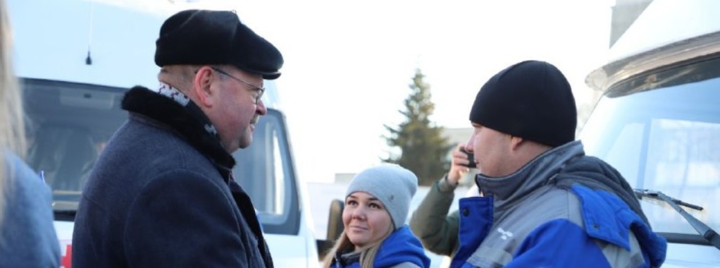 Олег Мельниченко вручил ключи от 16 новых машин скорой помощи