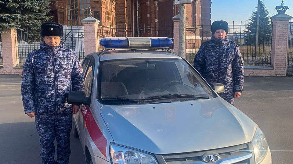 В Сердобске сотрудники Росгвардии помогли упавшим на дороге пенсионерам