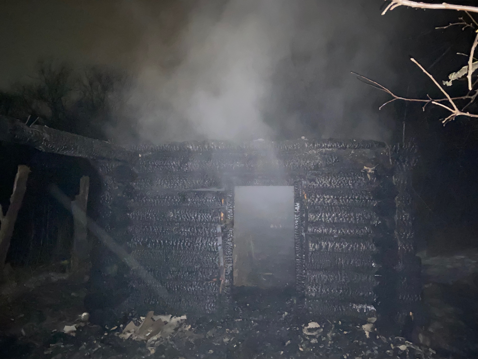 Огонь уничтожил баню в частном доме жителей Кузнецкого района