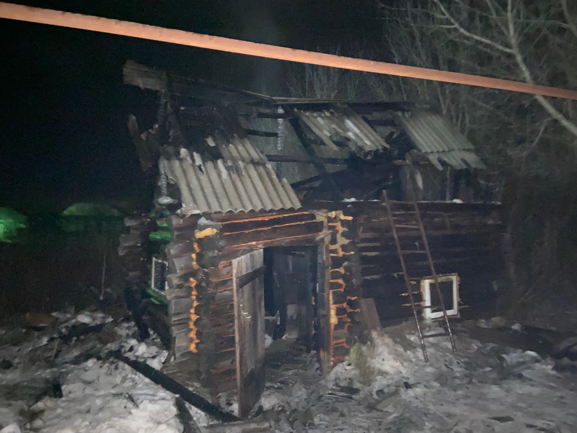 В Кузнецком районе от пожара обрушилась кровля бани