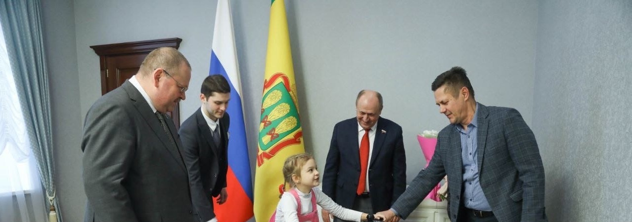 Олег Мельниченко вручил первокласснице подарок, загаданный ею на «Елке желаний»