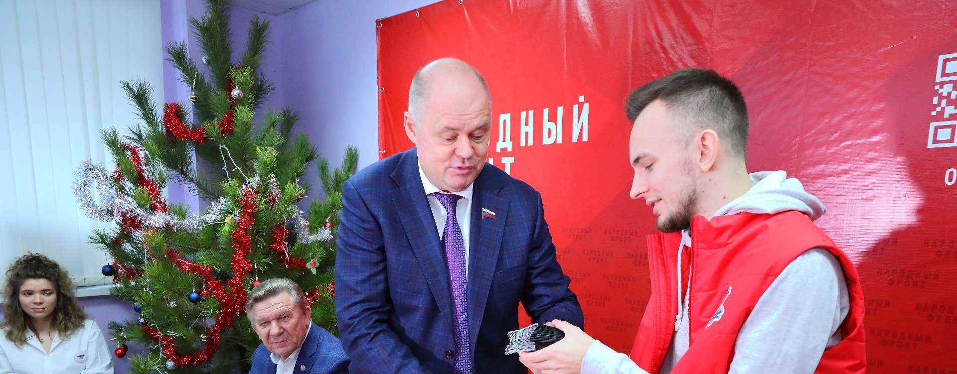 Вадим Супиков вручил волонтерам штаба «Мы вместе» топливные карты