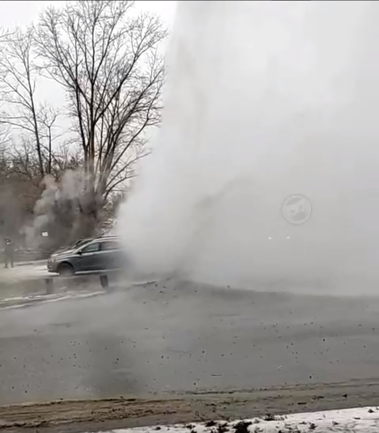 В Пензе из земли забил опасный гейзер