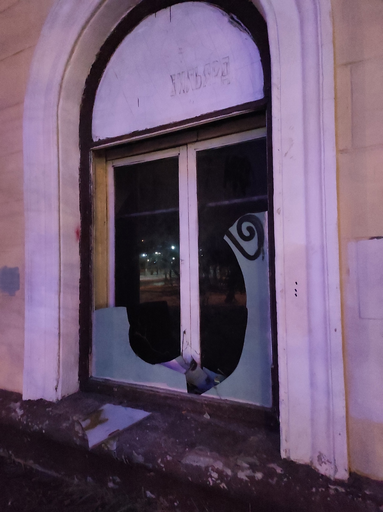 В Пензе вандалы разбили стекло в здании бывшего кинотеатра «Москва»