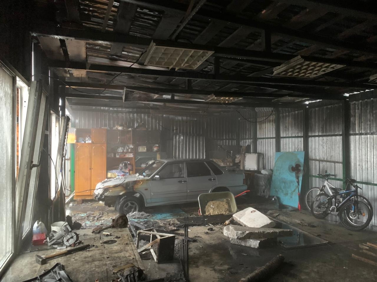 В Пензенском районе спасатели потушили горящий гараж