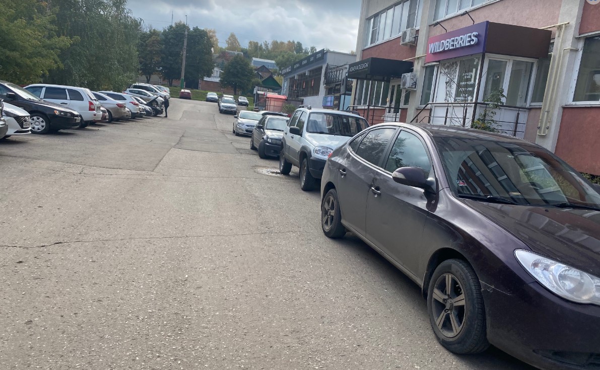 Приятели из Саранска сняли колпаки с автомобиля на улице Фурманова в Пензе