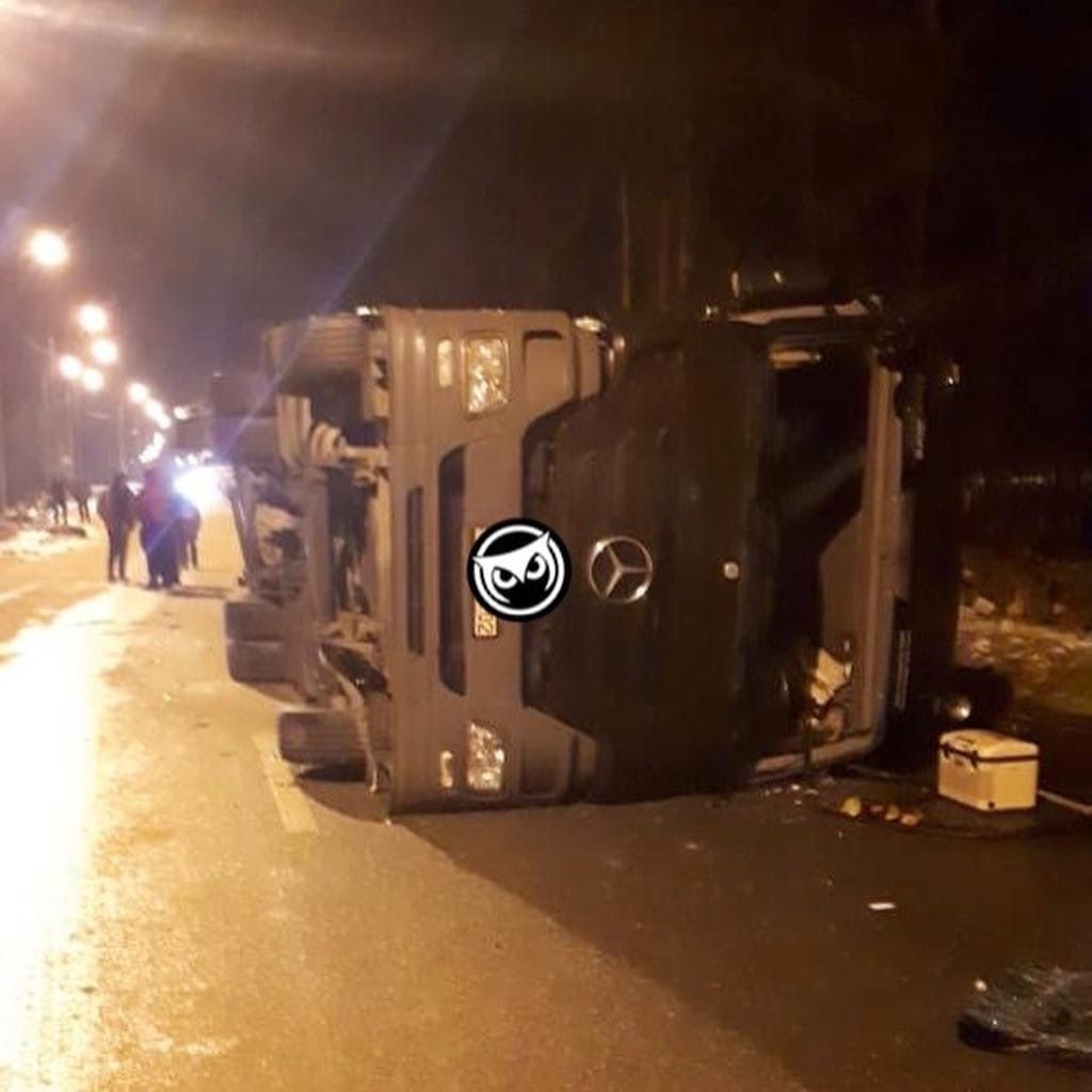 В Пензенской области из-за гололеда на трассе М5 фура упала на бок