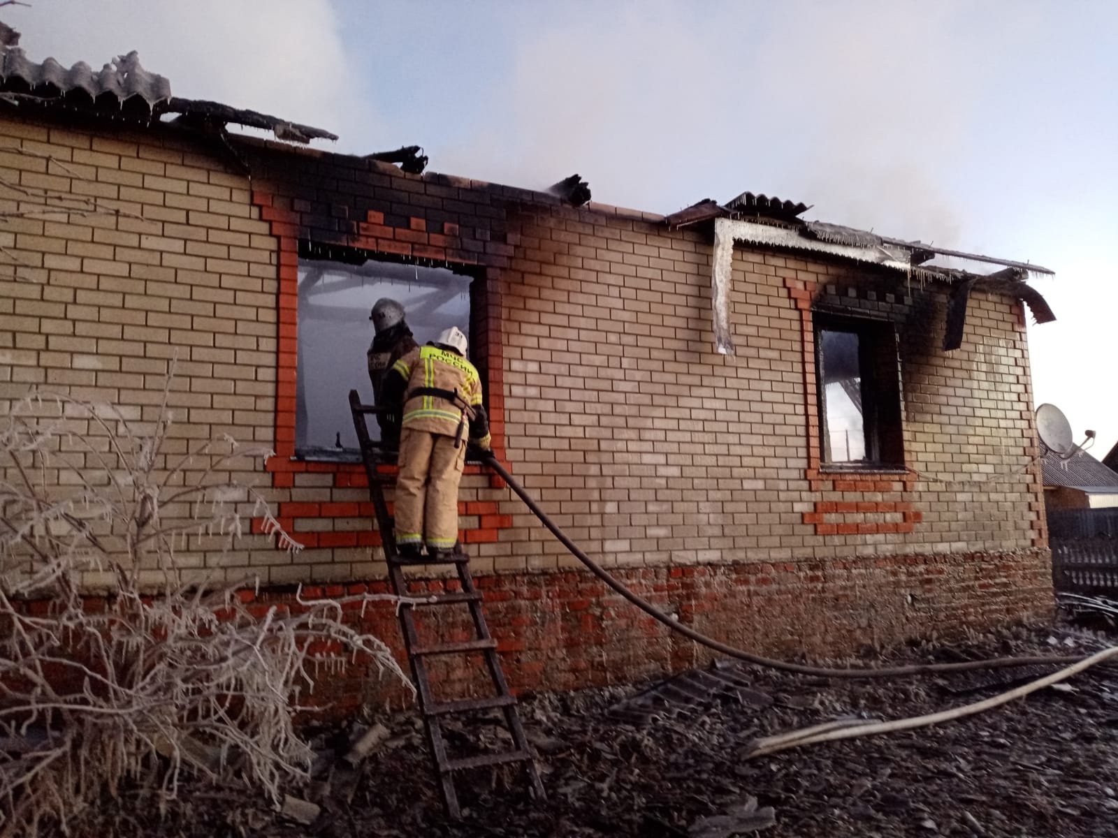 В ночном пожаре в Малой Сердобе погибли два человека, пострадали двое детей